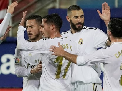 Los jugadores del Madrid celebran el tercer tanto del partido.