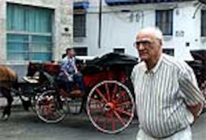 Arthur Miller pasea por las calles de la Vieja Habana (Cuba) en marzo de 2000.