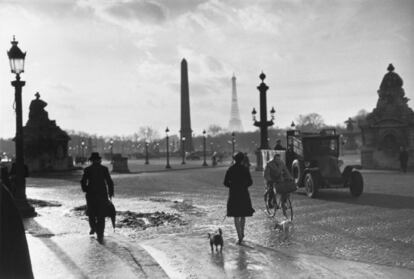 Paseo hacia la plaza de la Concordia un nublado día de 1944.