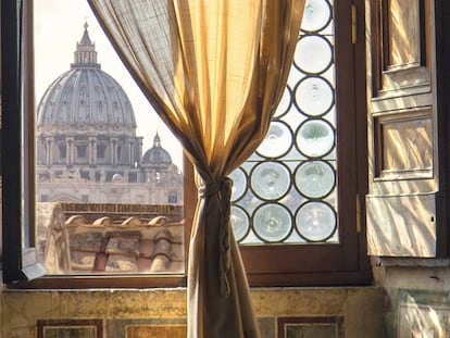 La cúpula de la basílica de San Pedro, en Roma, vista desde el Castel Sant'Angelo.