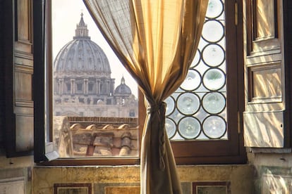 La cúpula de la basílica de San Pedro, en Roma, vista desde el Castel Sant'Angelo.