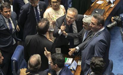 Renan Calheiros (MDB) e Tasso Jereissati (PSDB) discutem durante a sessão desta sexta-feira 