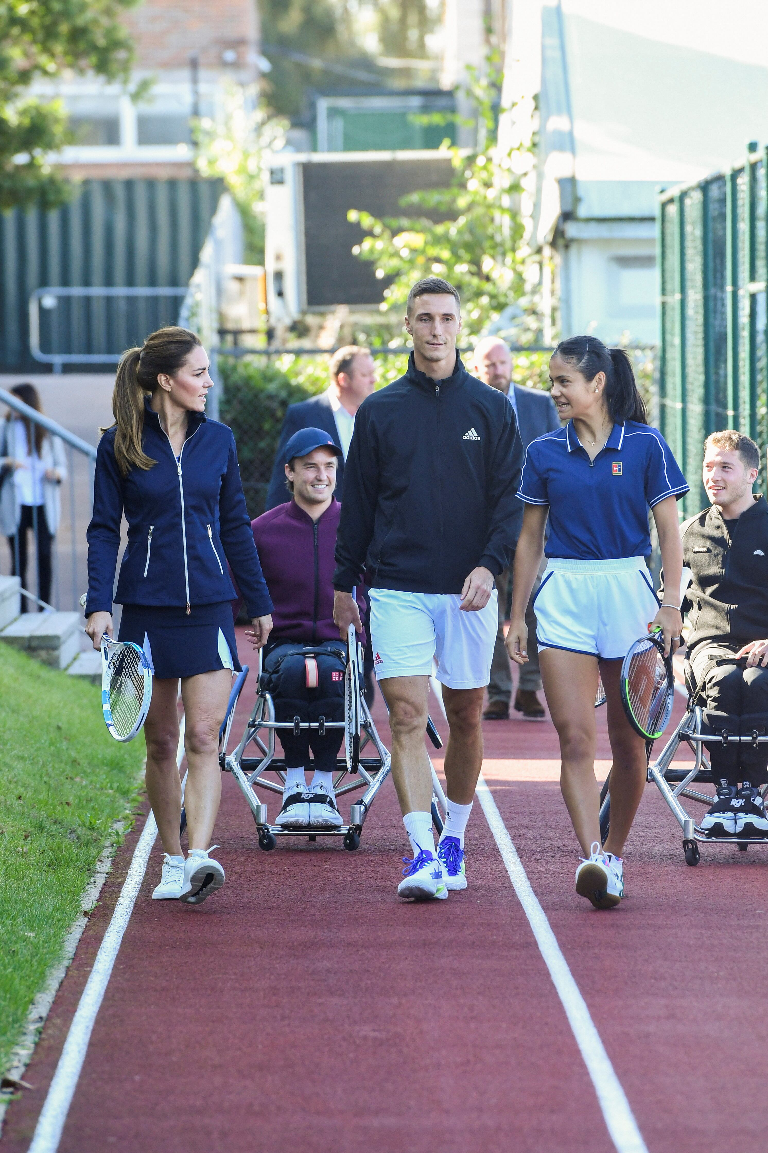 Un momento del encuentro entre Kate Middleton, duquesa de Cambridge, y la tenista Emma Raducanu en Londres, el 24 de septiembre de 2021.