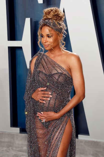 Ciara posó embaraza con un vestido con transparencias.