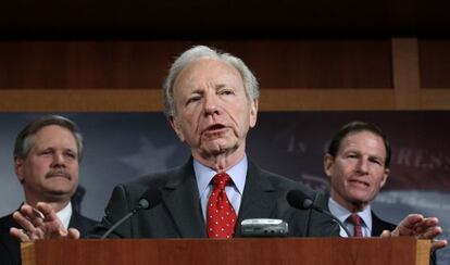 El senador Lieberman presenta la resolución en Washington.