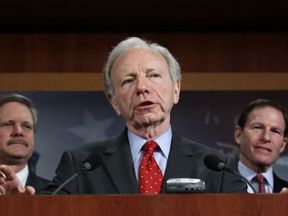 El senador Lieberman presenta la resolución en Washington.