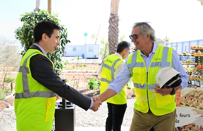 El presidente de Acciona, José Manuel Entrecanales (dcha), saluda al embajador de España en Marruecos, Enrique Ojeda (izq), durante su visita a las obras de la desaladora de Casablanca