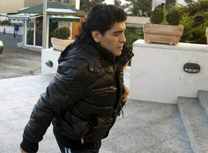 Maradona entrando en la clínica Montepríncipe