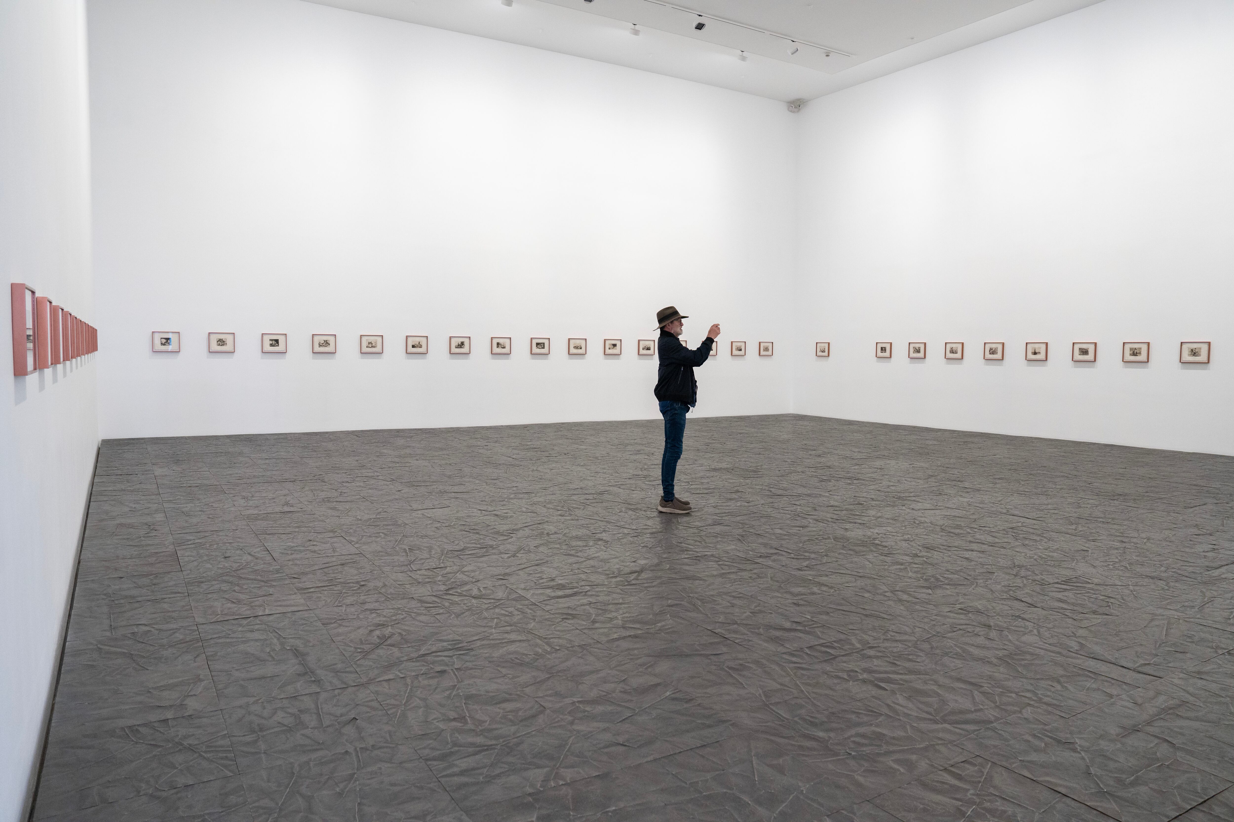 Visitante en una de las salas de la exposición dedicada a la obra de Goya, en Bogotá, el 27 de agosto.