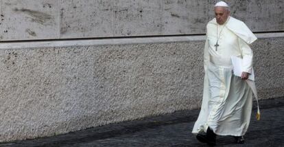 El papa Francisco se dirige al Sínodo extraordinario sobre la familia, en el Vaticano.