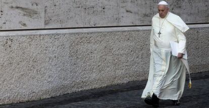 El papa Francisco se dirige al S&iacute;nodo extraordinario sobre la familia, en el Vaticano.