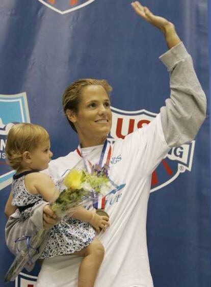 Dara Torres, en el podio, con su hija, Tessa.