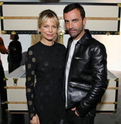El director creativo de Louis Vuitton, Nicolas Ghesquière, junto a la actriz e imagen de la marca Michelle Williams.
