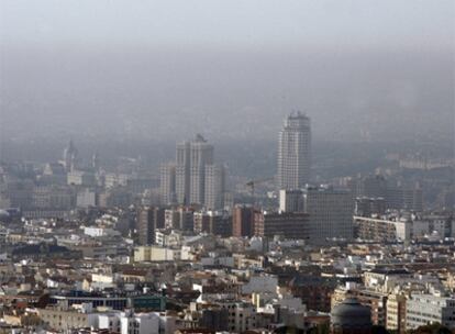 Vista de la contaminación sobre la ciudad, ayer desde el helipuerto de Torre Picasso.