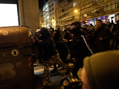 Altercados en Barcelona en las protestas por el encarcelamiento del rapero Pablo Hasél. En vìdeo, altercados en Girona.