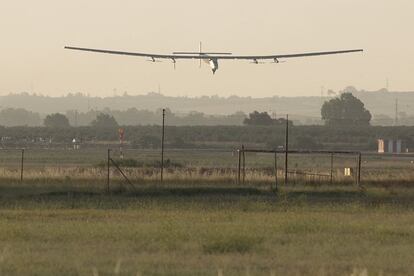 El Solar Impulse 2 es un avión monoplaza realizado en fibra de carbono, con 72 metros de envergadura (mayor que un Boeing 747) y con un peso de 2.300 kilos (equivalentes a un coche familiar en vacío). En la imagen, el avión solar comienza la maniobra de aterrizaje en el aeropuerto de Sevilla.