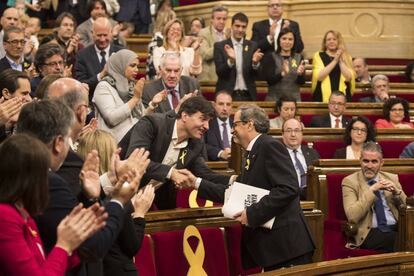 Quim Torra es aplaudido al término de su discurso de investidura en el Parlament.