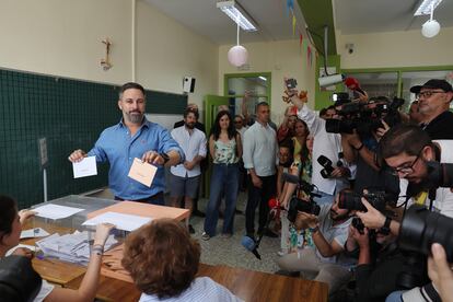 Santiago Abascal, líder de Vox, vota en el colegio Cristo Rey de Madrid, este domingo