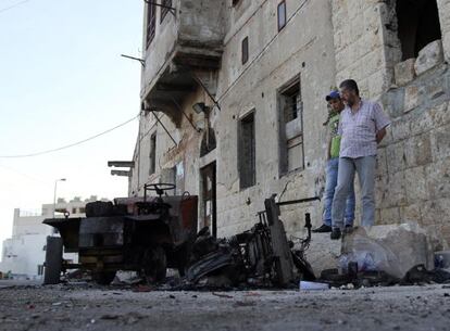 Habitantes de Trípoli observan las calles tras los enfrentamientos.