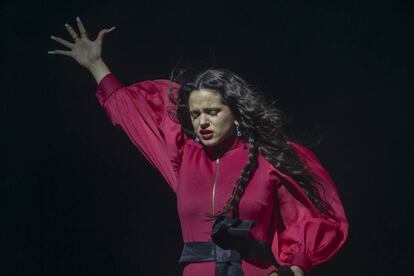 La cantante Rosalía, durante su concierto en el Palau Sant Jordi de Barcelona.