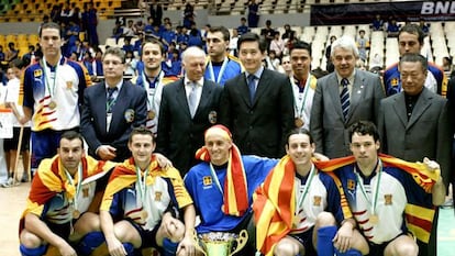 La selecci&oacute;n catalana de hockey patines celebra el Mundial B conseguido en Macao en 2004.