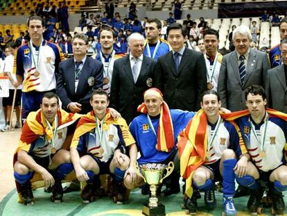 La selecci&oacute;n catalana de hockey patines celebra el Mundial B conseguido en Macao en 2004.