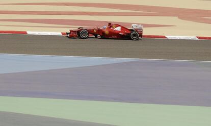El corredor español Fernando Alonso durante los entrenamientos en Bahréin.