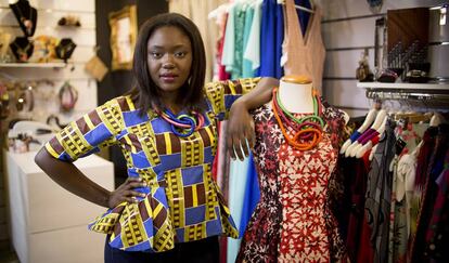 Mamy Awa Thioune posa junto a uno de sus vestidos en la tienda Ópalo Negro, donde se venden sus diseños.