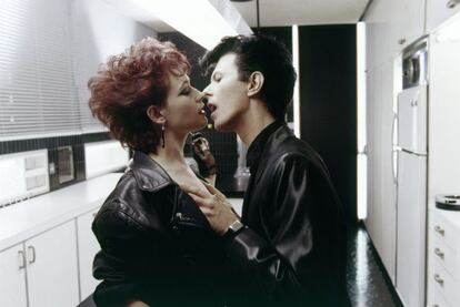 Ann Magnuson i David Bowie en la pel·lícula 'L'ànsia', el 1983.