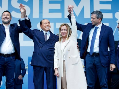 De izquierda a derecha, Matteo Salvini, líder de La Liga; Silvio Berlusconi, de Forza Italia; Giorgia Meloni, de Hermanos de Italia y el compañero de partido de 'Il Cavaliere', Maurizio Lupi, este jueves en el cierre de campaña de las elecciones generales que se celebran el domingo.