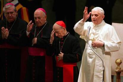 Benedicto XVI bendice a los periodistas tras el encuentro del pontífice con la prensa en el Vaticano.