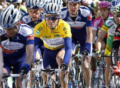 Alberto Contador, en el centro, con el maillot de líder de la última Vuelta a Romandía.