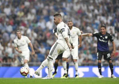 Sergio Ramos del Real Madrid, anota el cuarto gol, desde el punto de penalty.