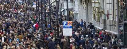 La avenida del Portal de l'Àngel repleta de ciudadanos durante un festivo en Navidades.
