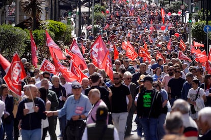 Centenares de personas participan en la manifestación por el Día del Trabajador en Vigo, Pontevedra.