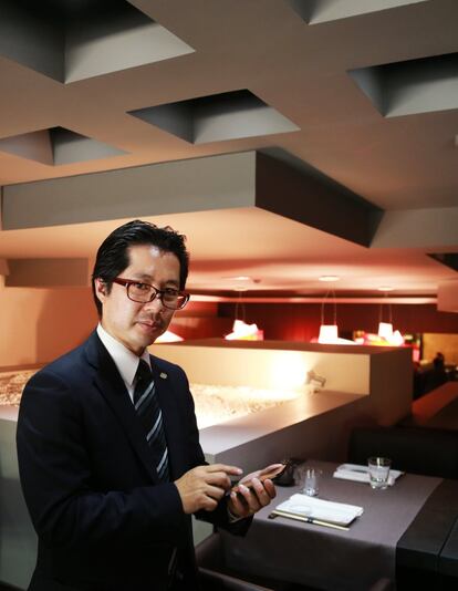 Hiromi Okura (Tokyo), 35 años de edad y 17 en nuestro país. Trabaja como Maitre y Sumillier en un prestigioso restaurante de la capital, lo que le obligó a seguir los partidos a través del móvil.
 
