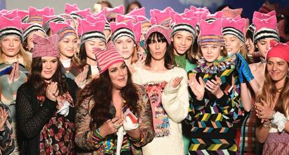 La diseñadora Angela Missoni entre las modelos de sus desfile en Milán.