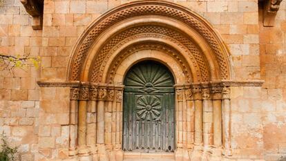 Portada románica de la iglesia de San Pedro, en Moarves de Ojeda (Palencia).