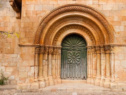 Portada románica de la iglesia de San Pedro, en Moarves de Ojeda (Palencia).