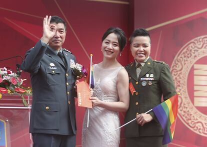 La pareja formada por Wang Yi y Meng Yumi, con el general Chen Pao-Yu Chen.