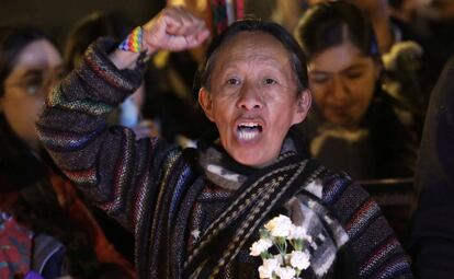 Manifestantes durante la concentración en memoria de los indígenas asesinados en Tacueyo el pasado 29 de octubre en Bogotá, Colombia.