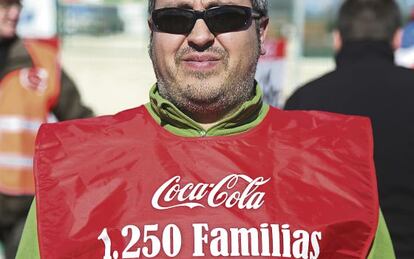 Un empleado durante la huelga de los trabajadores de Coca-Cola.