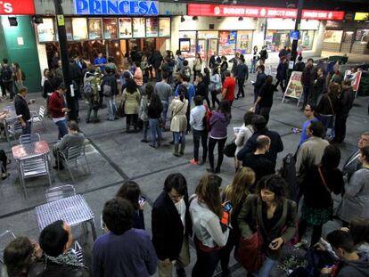 Colas el martes de la Fiesta del Cine ante un cine madrileño.