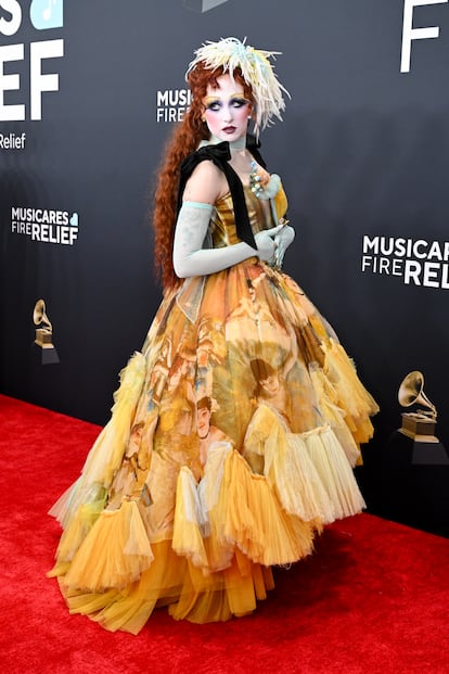 La artista revelación de este año no ha sido otra que Chappell Roan. Su música pop fresca y emocionante le ha valido el primer Grammy de su carrera. Roan no es de 'looks' minimalistas y sencillos y lució un vestido amarillo con gran volumen de Jean Paul Gaultier.