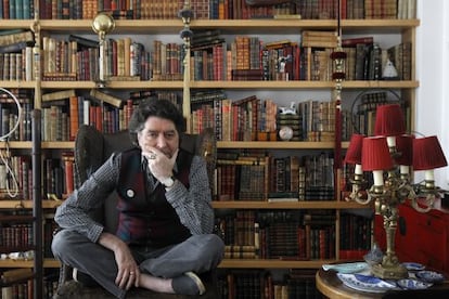 Joaquín Sabina, en la biblioteca de su casa, en una imagen de archivo.