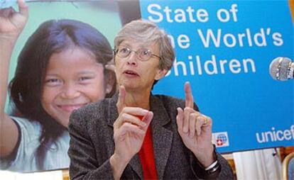 La directora ejecutiva de Unicef, Carol Bellamy, durante la presentación mundial del informe celebrada en Berlín.