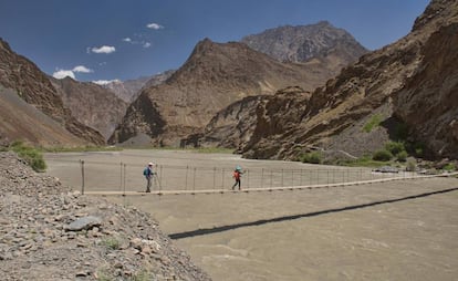 Puente suspendido en el valle de Jizeu, en Tayikistán.