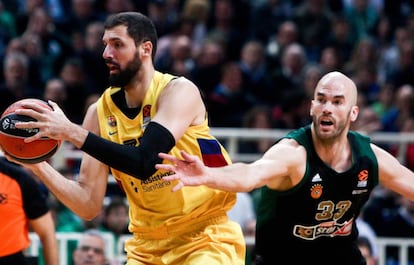 Mirotic protege el balón ante Calathes.