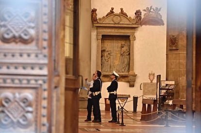 La policía inspecciona el interior de la basílica de Santa Cruz este miércoles.