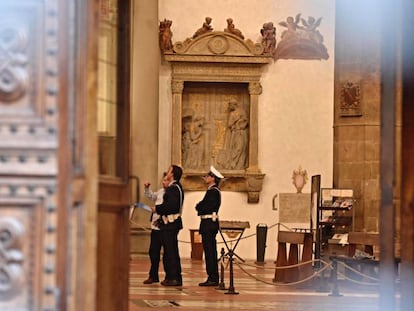 La policia inspecciona l'interior de la basílica de Santa Creu aquest dimecres.